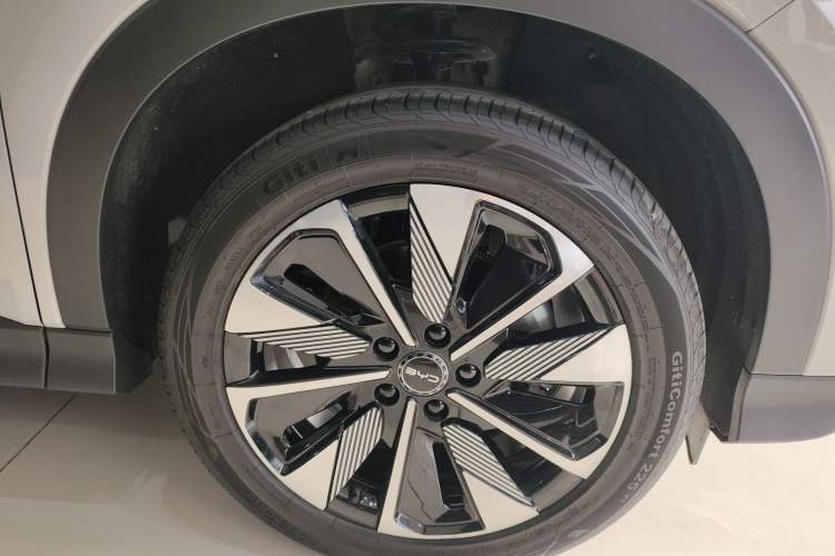 Used BYD Song PLUS New Energy 2024 Honor Edition EV 520km Flagship Model Right Front Wheel Hub