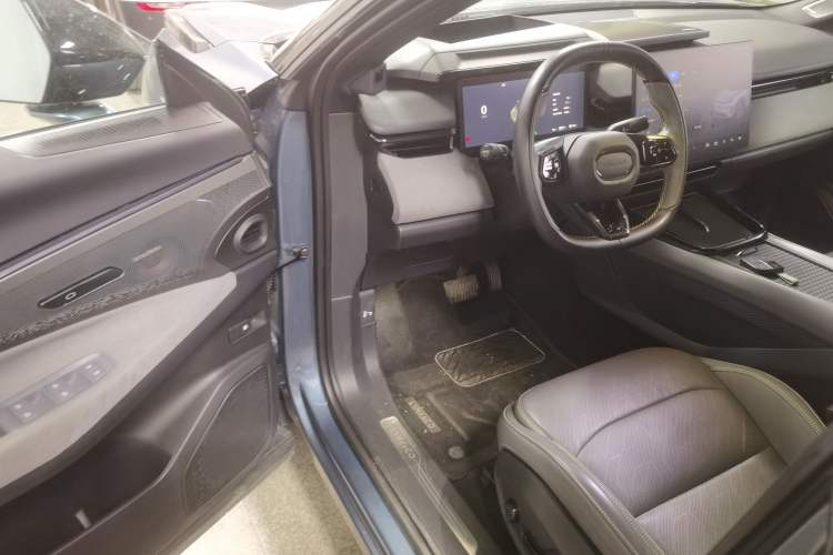 Used Lynk & Co 08 EM-P 2025 220 km All-Wheel-Drive Performance Halo