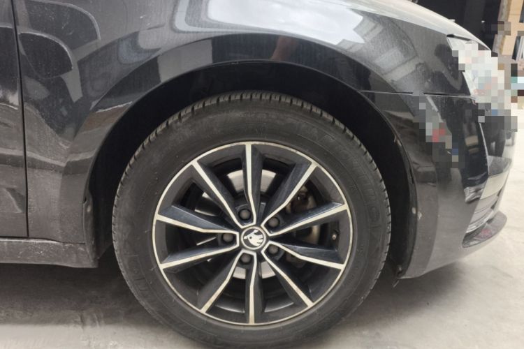 Used Skoda Octavia 2017 1.6L Manual Smart Drive Edition Right Front Wheel Hub