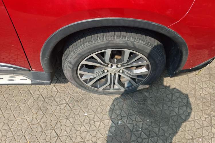 Used Mitsubishi Outlander 2016 2.4L 4x4 Elite Edition 5 Seats Right Front Wheel Hub