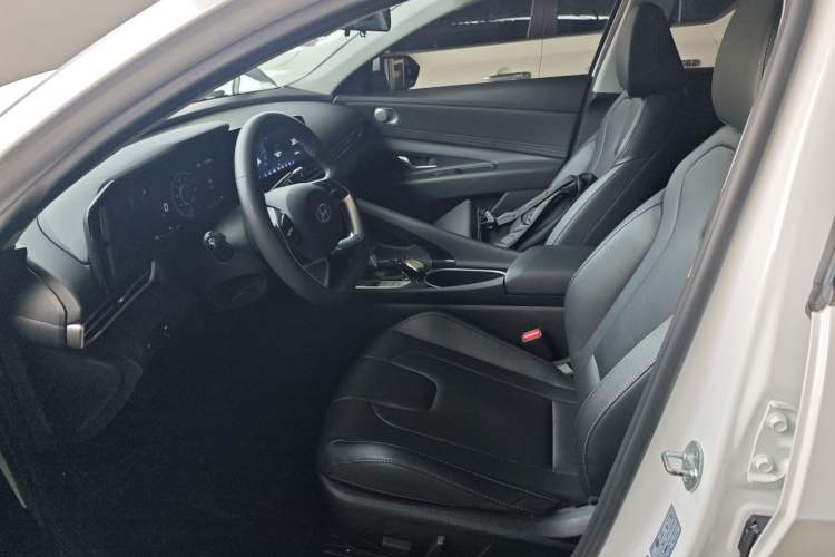 Used Hyundai Elantra 2021 1.5L CVT LUX Prestige Edition Left Front Seat