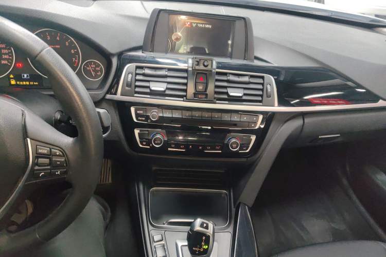 Used BMW 3 Series 2017 318Li Fashion Model Audio And AC Panel