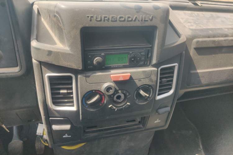 Used Iveco Daily 2020 2.5T A35 Passenger Van Single-Tire Mid-Roof Design 5-9 Seater with Sliding Side Door Meeting China VI Emission Standards
