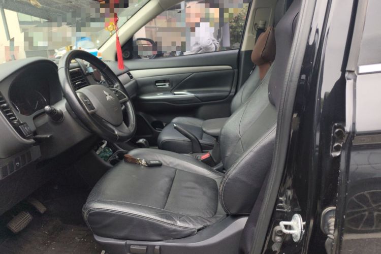 Used Mitsubishi Outlander 2013 2.4L 4x4 Luxury Navigation Edition 5 Seats Left Front Seat