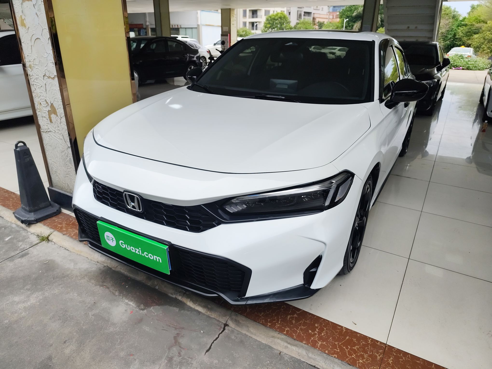 Под передней частью автомобиля