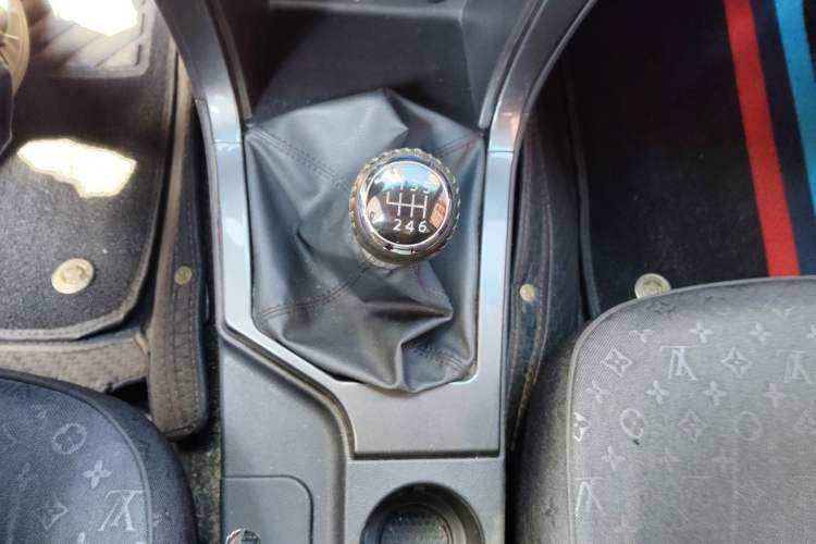 Used Great Wall Wingle 5 2017 2.0T European-spec Diesel Two-Wheel-Drive Entry-Level Big Double-Cab GW4D20D Gear Lever