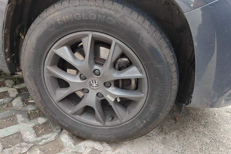 Used BYD Song 2021 Classic Edition 1.5T Automatic Luxury Model Right Front Wheel Hub