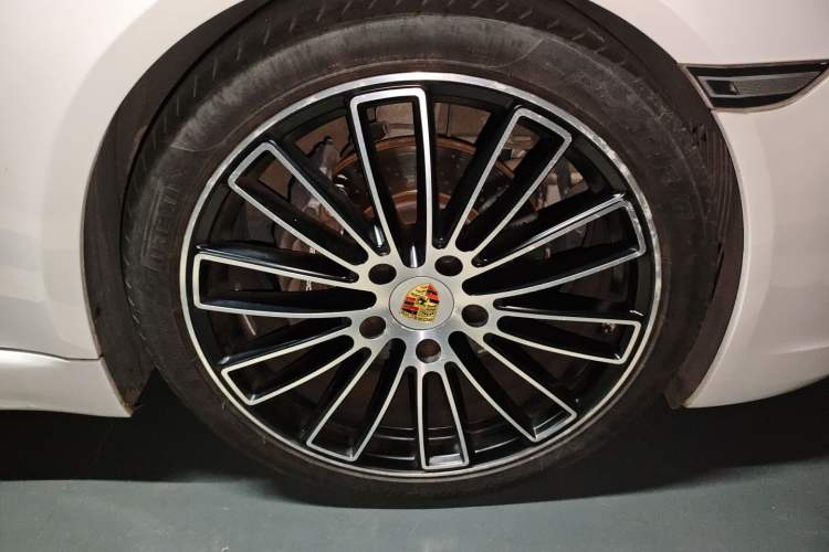 Used Porsche 718 2016 Cayman 2.0T Right Front Wheel Hub