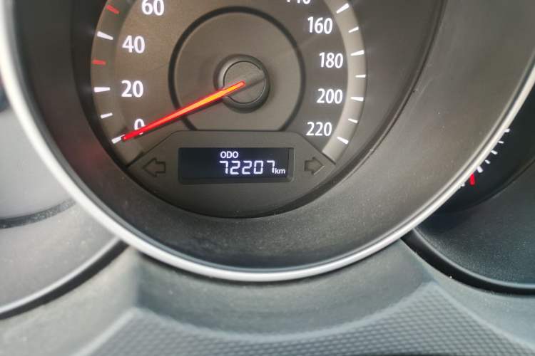 Used Kia Forte 2014 1.6L MT GL Odometer Close Up