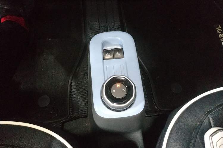Used Geely Galaxy Panda 2023 Panda Mini 200km Endurance Bear Gear Lever