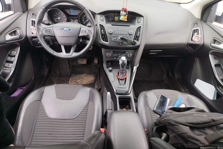 Used Ford Focus 2015 Hatchback EcoBoost 125 Automatic Supreme Style Edition Center Console