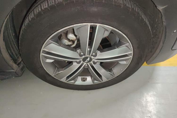 Used Hyundai Grand SantaFe 2013 2.2T 7-Seater Four-Wheel-Drive Flagship Edition Right Front Wheel Hub