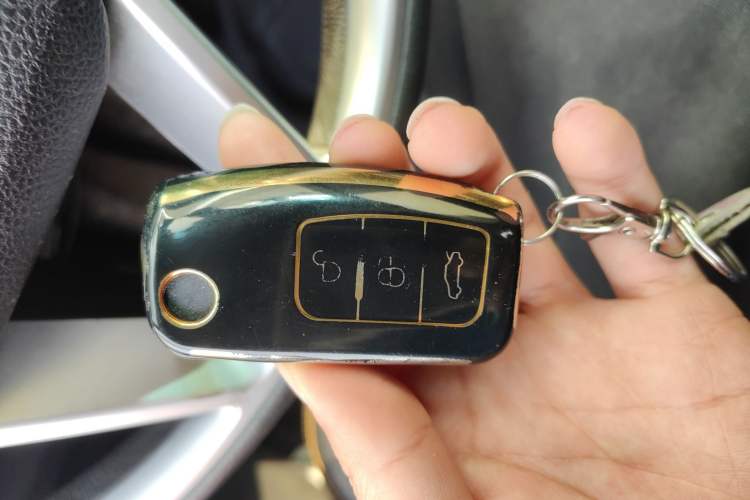 Used JMC Yusheng S350 2016 2.4T Automatic 4x4 Diesel Luxury 5-Seater Vehicle Key