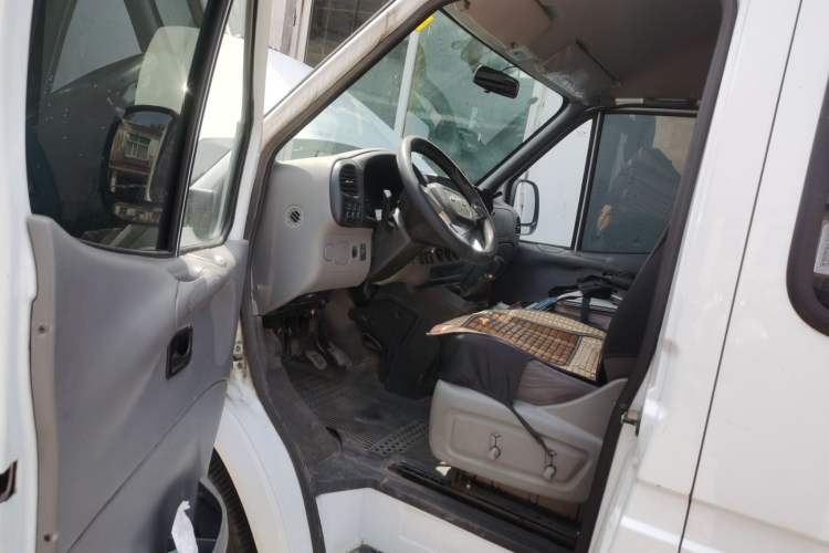 Used JMC Transit 2019 2.8T Commercial Version Long Wheelbase Mid-Roof 6-Seater Rear Single Tire China VI Emission Standard – JX493 Driver Seat