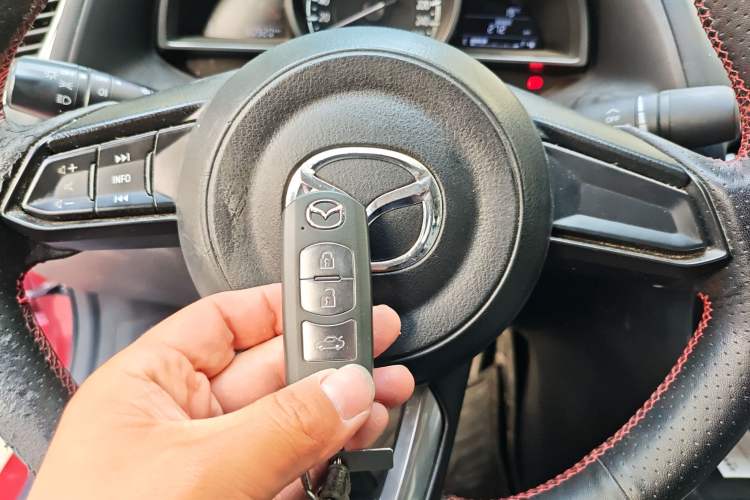 Used Mazda 3 Axela 2017 Sedan 1.5L Manual Comfort Model Emission Standard China V Vehicle Key