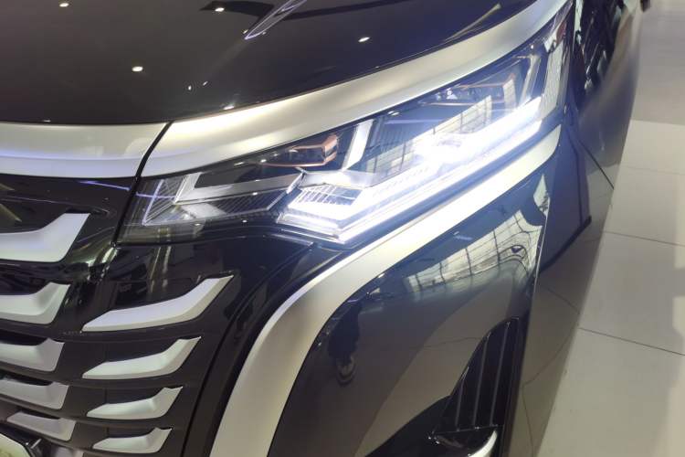 Used Denza D9 2025 DM-i Smart Drive 1020 Four-Wheel Drive Deluxe Model
