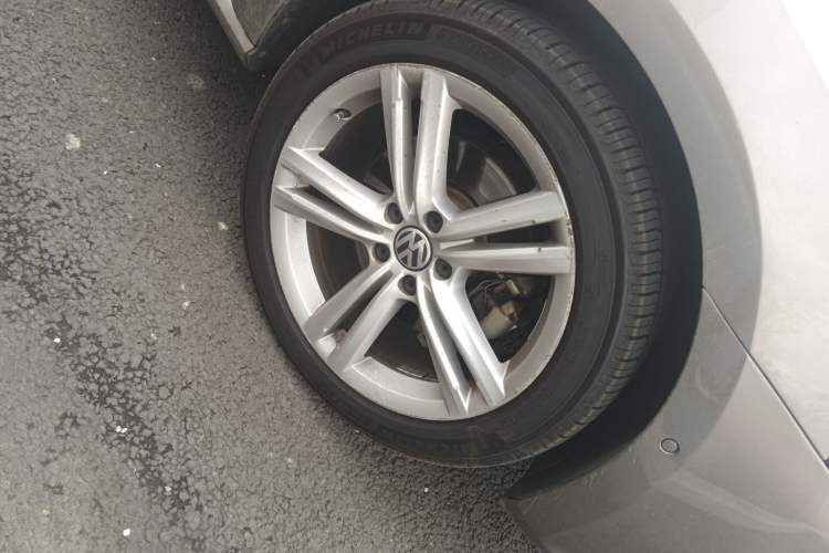 Used Volkswagen Passat 2014 1.8TSI DSG Ultimate Edition Right Front Wheel Hub