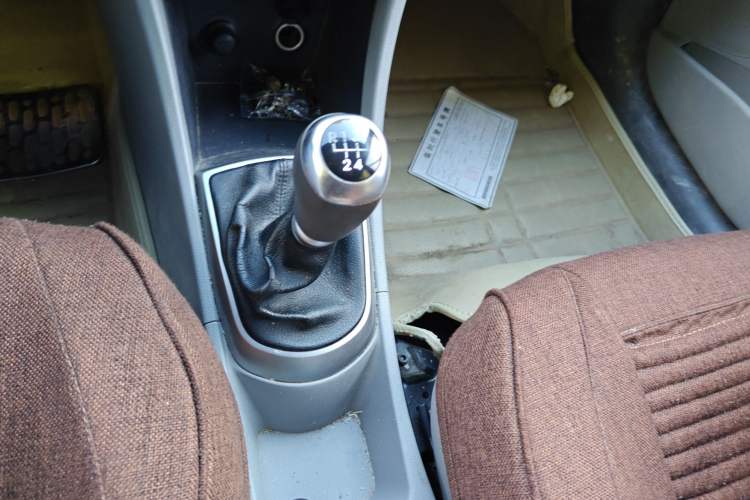 Used Hyundai Verna (older generation) 2014 1.4L Manual Smart GLS Trim Gear Lever