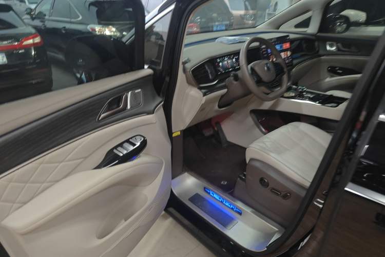 Used Denza D9 2022 DM-i 970 Four-Wheel Drive Flagship Model
