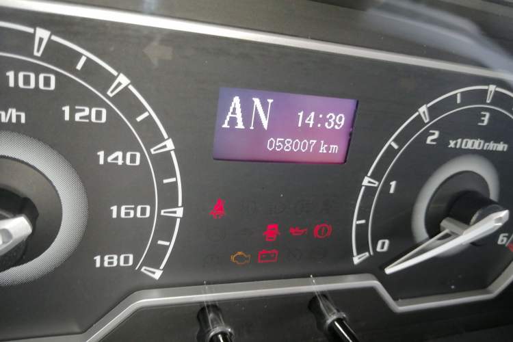 Used SAIC MAXUS Xintu V80 2023 2.0T AMT Classic Aoyuntong Power Version Short Wheelbase Mid-Roof Design 5/6 Seats