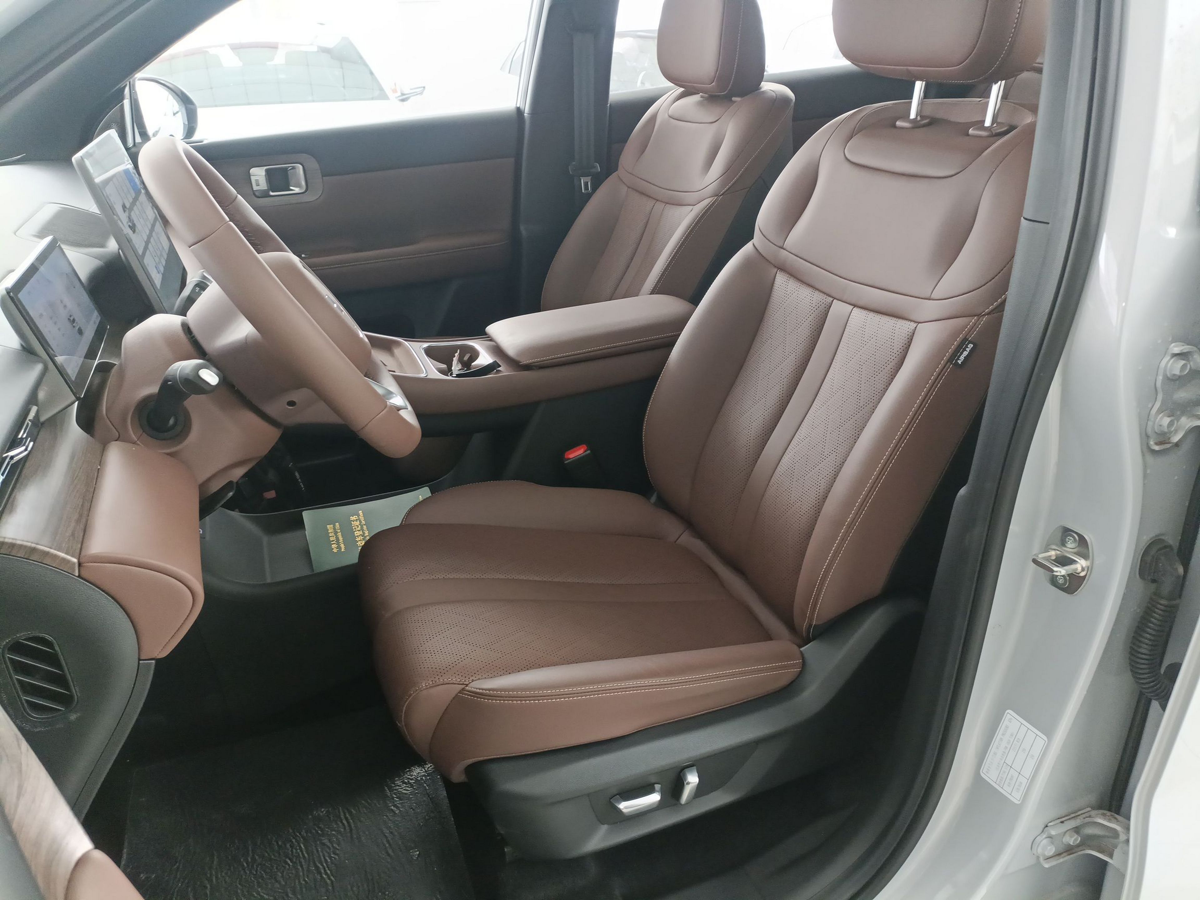 المقاعد الأمامية داخل السيارة