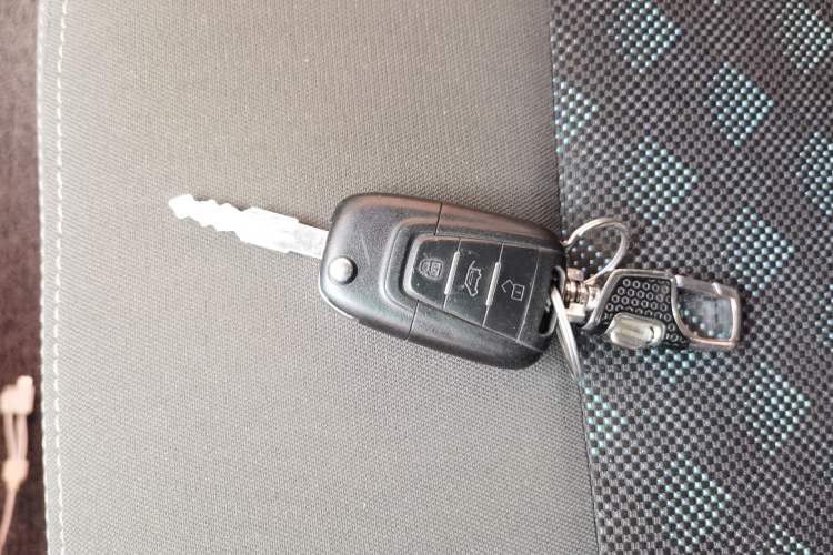 Used SAIC MAXUS Xintu V80 2018 2.5T 6-Speed Manual Aoyuntong Short Wheelbase Mid-Height 5-6 Seater Vehicle Key