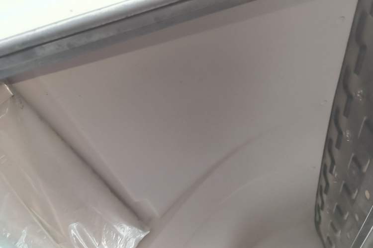 Used Iveco Daily 2020 2.8T V35 Box Truck with Dual Tires Low Roof 3 Seats China VI Emission Standard