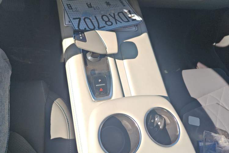 Used CHANGAN UNI-Z New Energy 2024 Blue Whale Smart Electric iDD 125km Beyond Edition Gear Lever