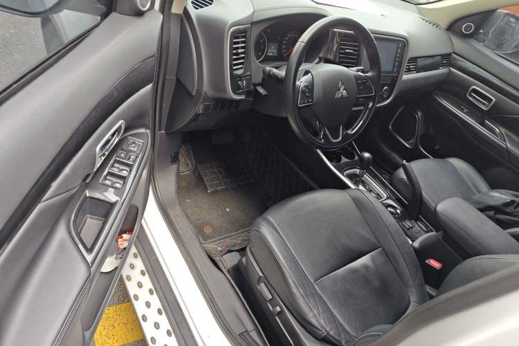 Used Mitsubishi Outlander 2018 2.0L Two-Wheel Drive Glory Edition 5 Seats Driver Seat