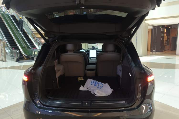 Used Nio ES8 2024 100kWh Signature Edition Trunk