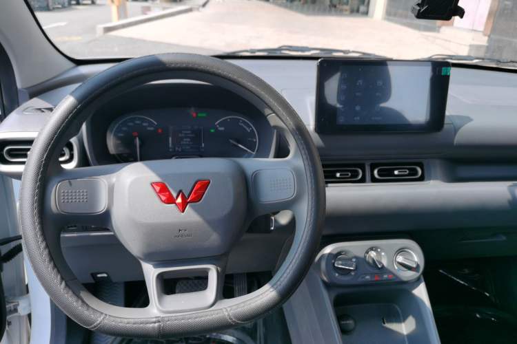 Used Wuling Hongguang New Energy 2025 Extended-Range Hybrid 50KM Comfort Version Center Console