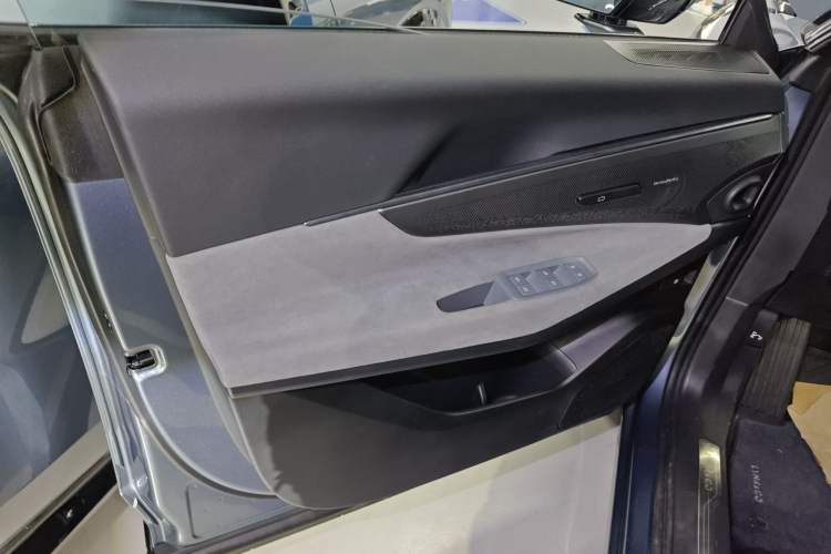 Used Lynk & Co 08 EM-P 2025 220 km All-Wheel-Drive Performance Halo