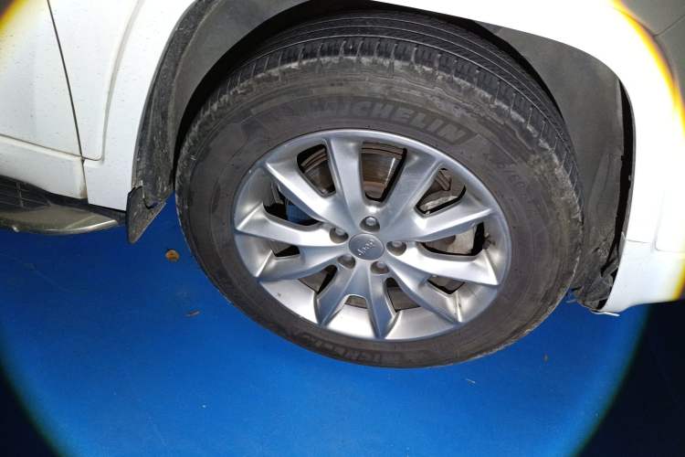 Used Jeep Cherokee 2017 2.4L Professional Smart Edition Right Front Wheel Hub