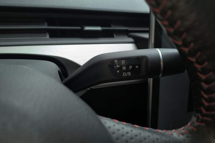 Used NETA V 2021 Standard Range Entertainment Version – Upgraded Model Gear Lever