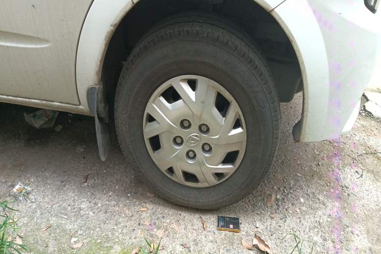 Used SAIC MAXUS Xintu V80 2024 Aotong Value Edition 6MT Long-Wheelbase Mid-Roof Model with 127 Ps Available in 6/7/8/9-Seater Configurations Right Front Wheel Hub