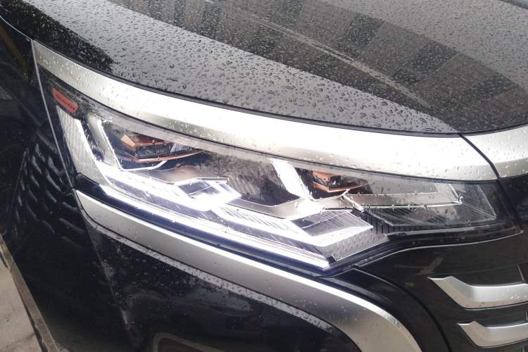 Used Denza D9 2025 DM-i Smart Drive 1020 Four-Wheel Drive Deluxe Model Right Front Headlight