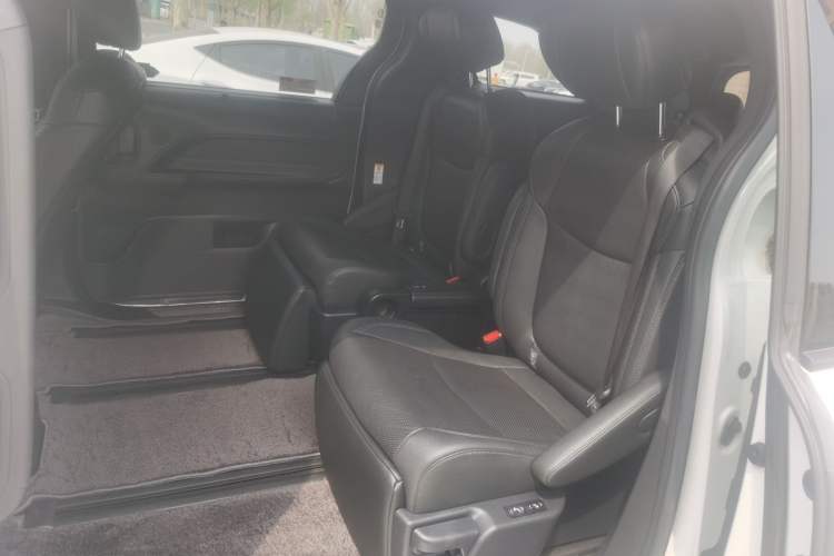 Used Toyota SIENNA 2023 2.5L Hybrid Deluxe Edition Left Rear Seat