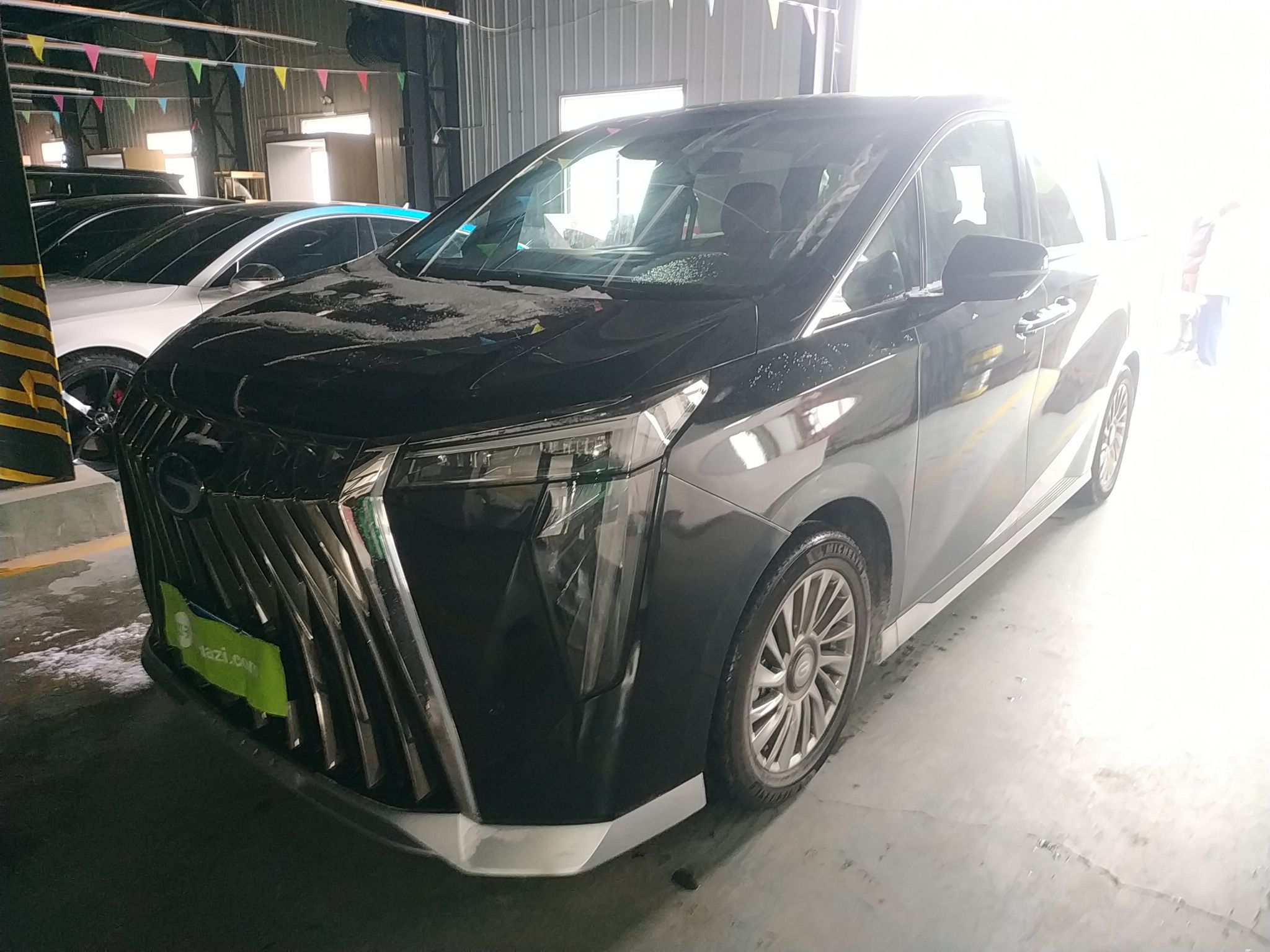 تحت مقدمة السيارة