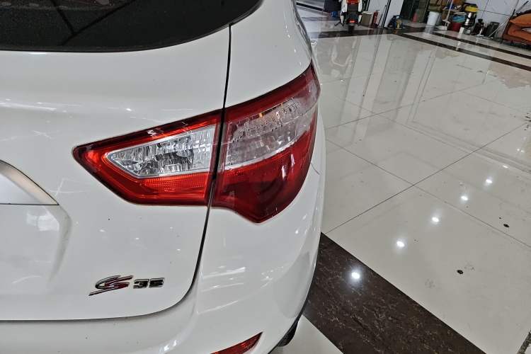 Used CHANGAN CS35 2016 1.6L Automatic Luxury Model China V Standard Exterior 3