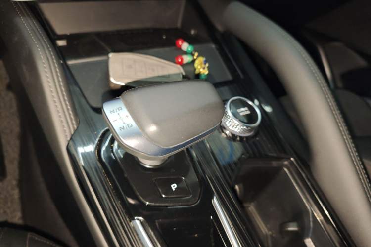 Used Geely Auto Monjaro L 2024 2.0TD High-Power Automatic Two-Wheel Drive Yunqi Version Gear Lever