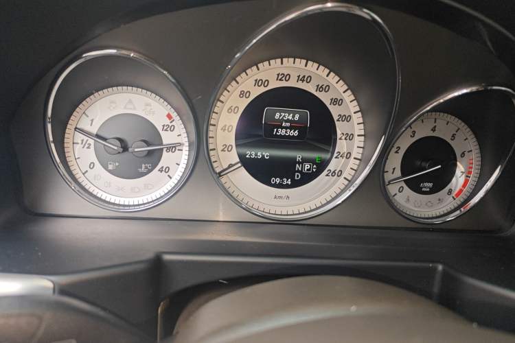 Used Mercedes-Benz GLK-Class 2013 GLK 300 4MATIC Dynamic Edition Odometer Close Up