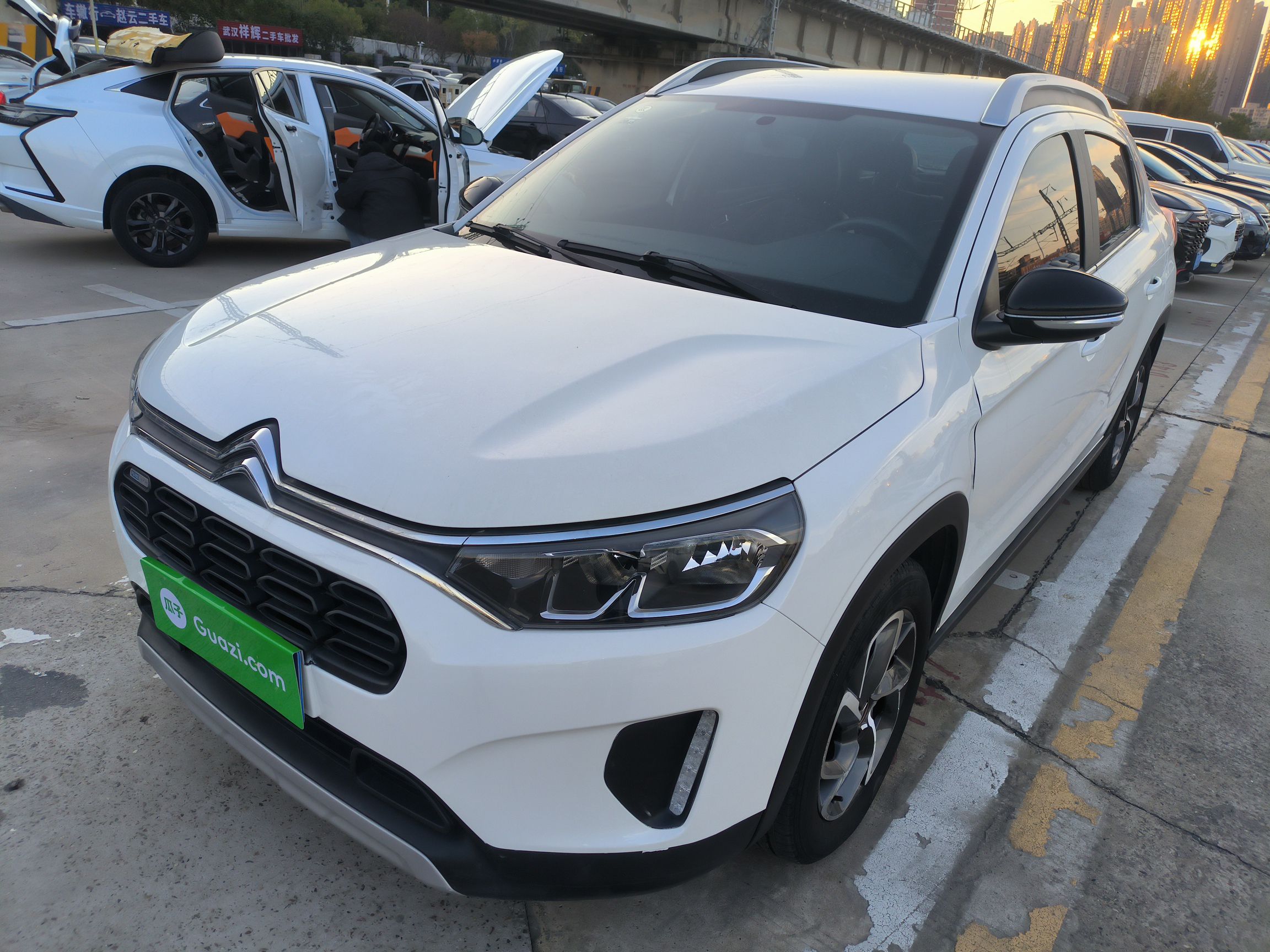 تحت مقدمة السيارة