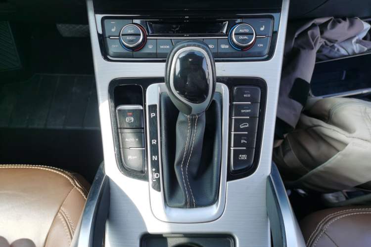 Used Geely Auto Emgrand X7 Sport 2016 1.8TD Automatic All-Wheel-Drive ZhiZun Edition Gear Lever