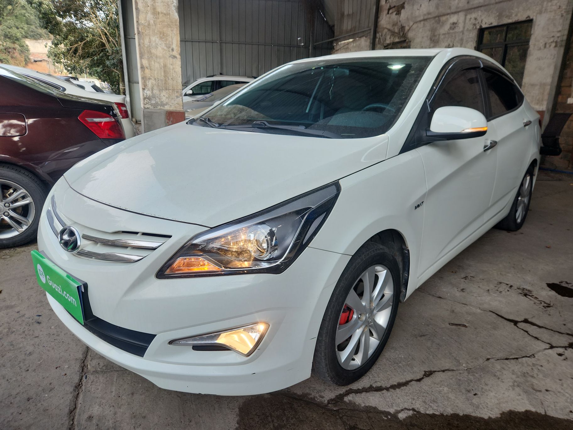 تحت مقدمة السيارة