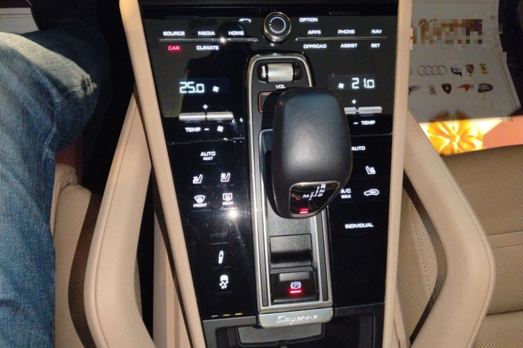 Used Porsche Cayenne E-Hybrid 2022 Cayenne E-Hybrid 2.0T Platinum Edition Gear Lever