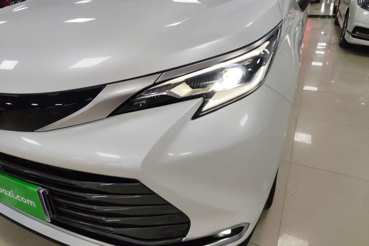 Used Toyota Sienna 2023 2.5L Hybrid Deluxe Edition
