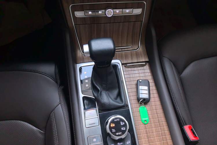 Used Roewe RX8 2018 30T Smart Connectivity All-Wheel Drive Supreme Edition
