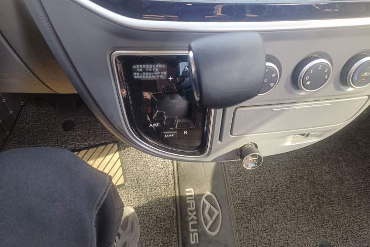 Used SAIC MAXUS Xintu V80 2019 2.5T Classic AMT Aoyuntong Short Wheelbase Mid-Roof 5/6-Seater Gear Lever