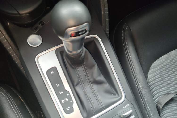 Used Audi Q2L 2021 35 TFSI Fashionable and Elegant Model Gear Lever