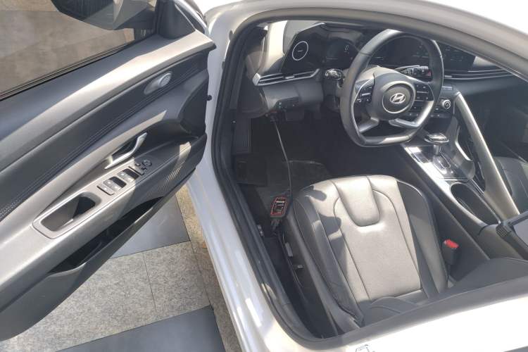 Used Hyundai Elantra 2023 1.5L CVT LUX Prestige Edition